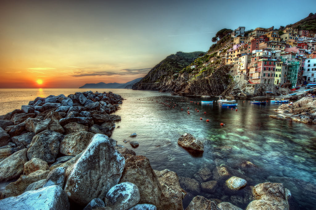 Pôr do sol em Cinque Terre >> Imagem: Flickr