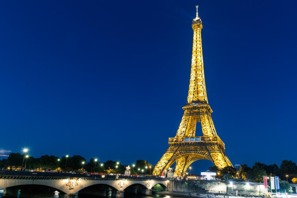 Paris - Torre Eiffel >> Imagem: ISO Republic