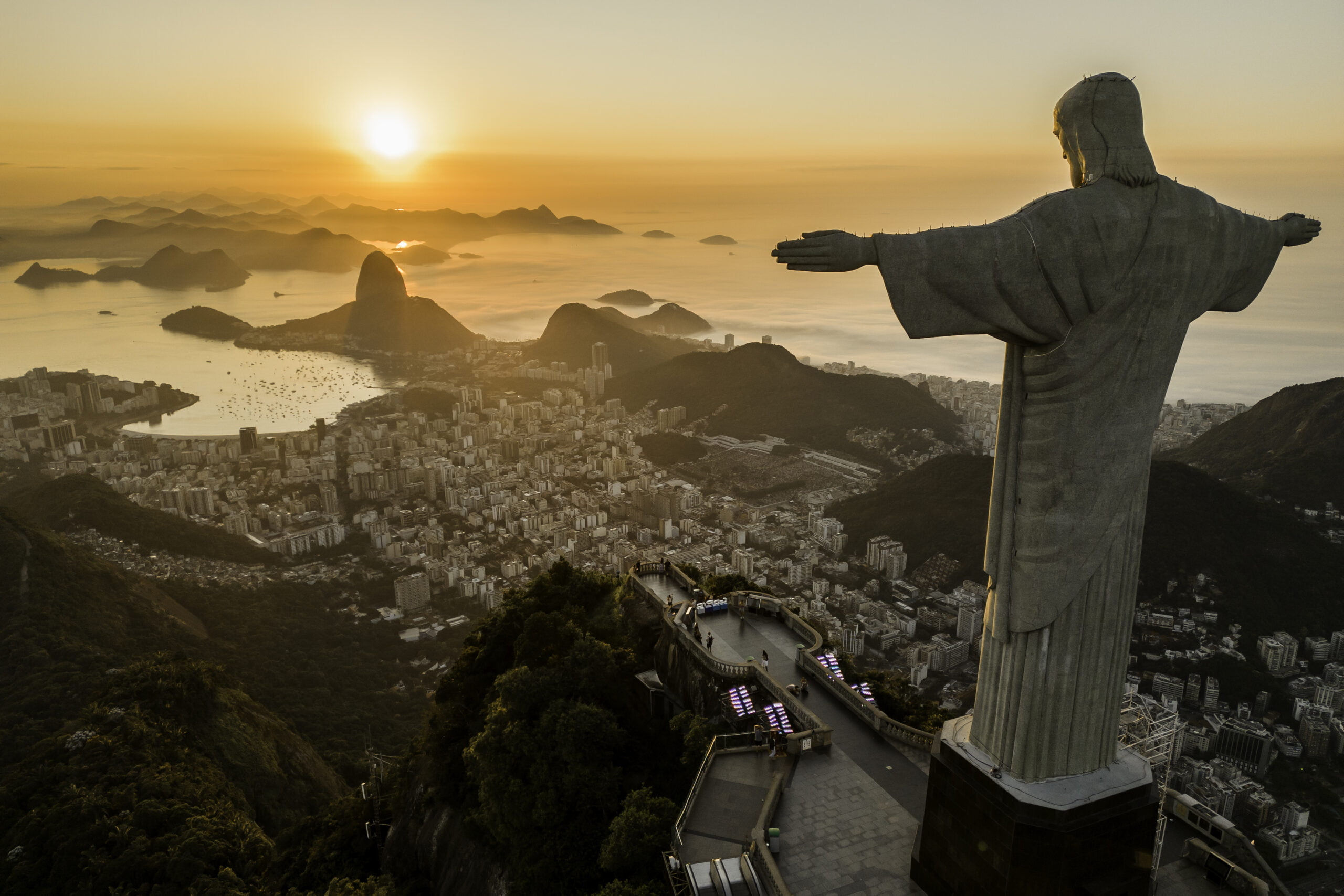 Rio  de Janeiro - Cristo Redentor e Pão de Açúcar ao fundo >> commons.wikimedia.org