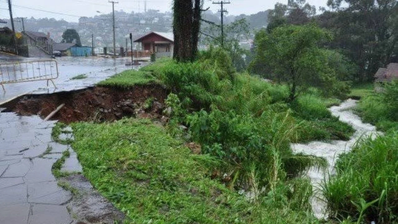 Clima no Brasil - Rachaduras no Solo em Gramado e Outras Cidades >> Imagem: Prefeitura de Gramado