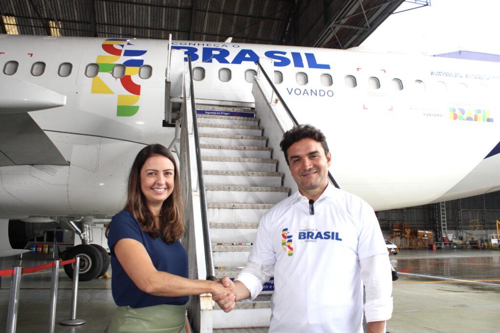 Aline Mafra, diretora de Vendas e Marketing da Latam, e Celso Sabino, ministro do Turismo >> Imagem: mercadoeeventos-com-br