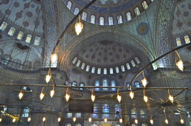 Vista do interior da Mesquita Azul >> Imagem: Matthew Levie