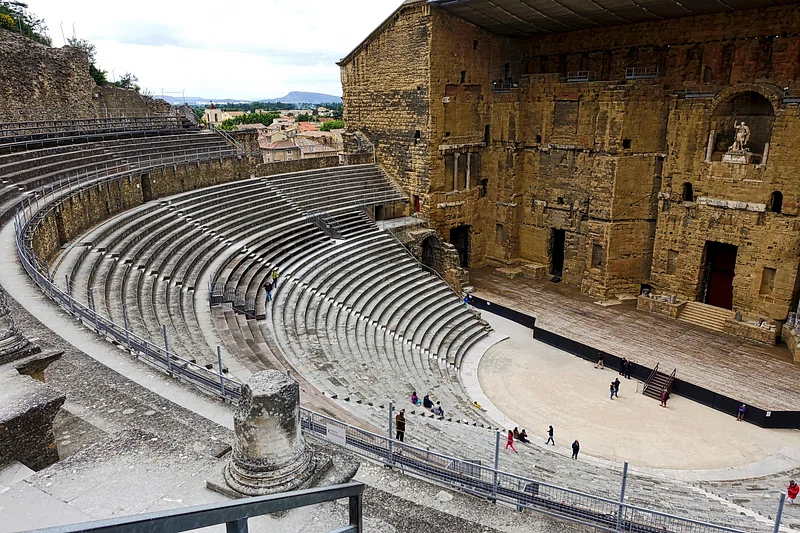 Ruínas do Anfiteatro de Arles >> Imagem de Row Pixel Public Domain