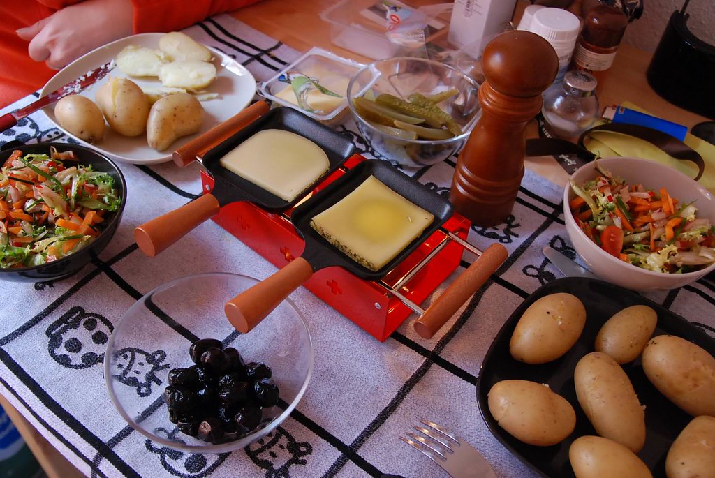 Raclette - Um tradicional prato suíço >> Imagem de Vasile Cotovanu 